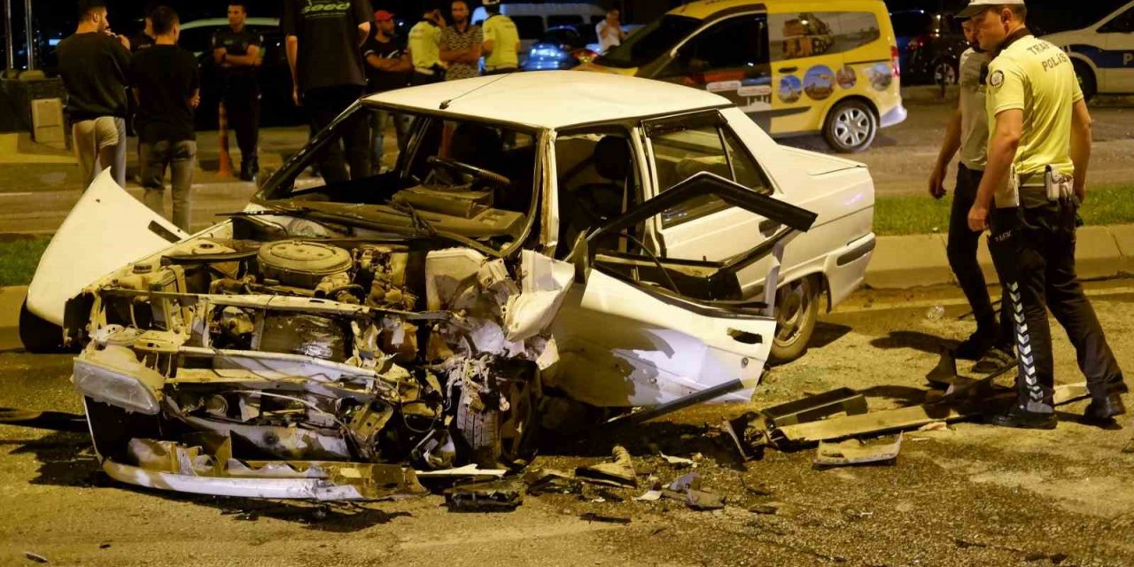 Ters yöne giren otomobil kazaya neden oldu: O anlar güvenlik kamerasına yansıdı