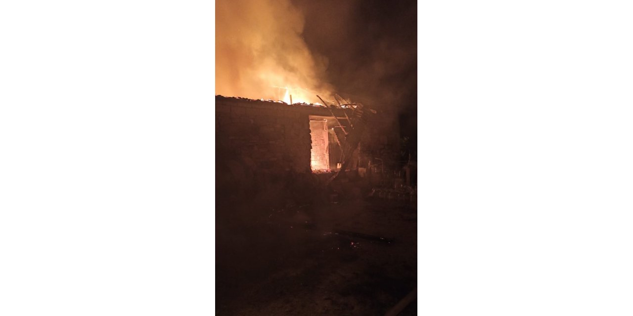 Samanlık yangını geceyi aydınlattı