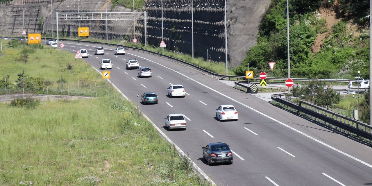 TEM’in ve D-100 kara yolunun Bolu geçişinde akıcı yoğunluk devam ediyor