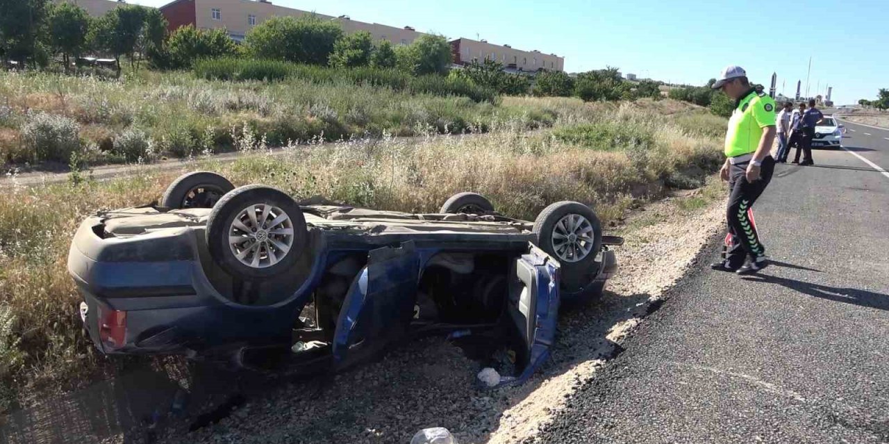 Takla atan otomobil hurdaya döndü: 5 yaralı