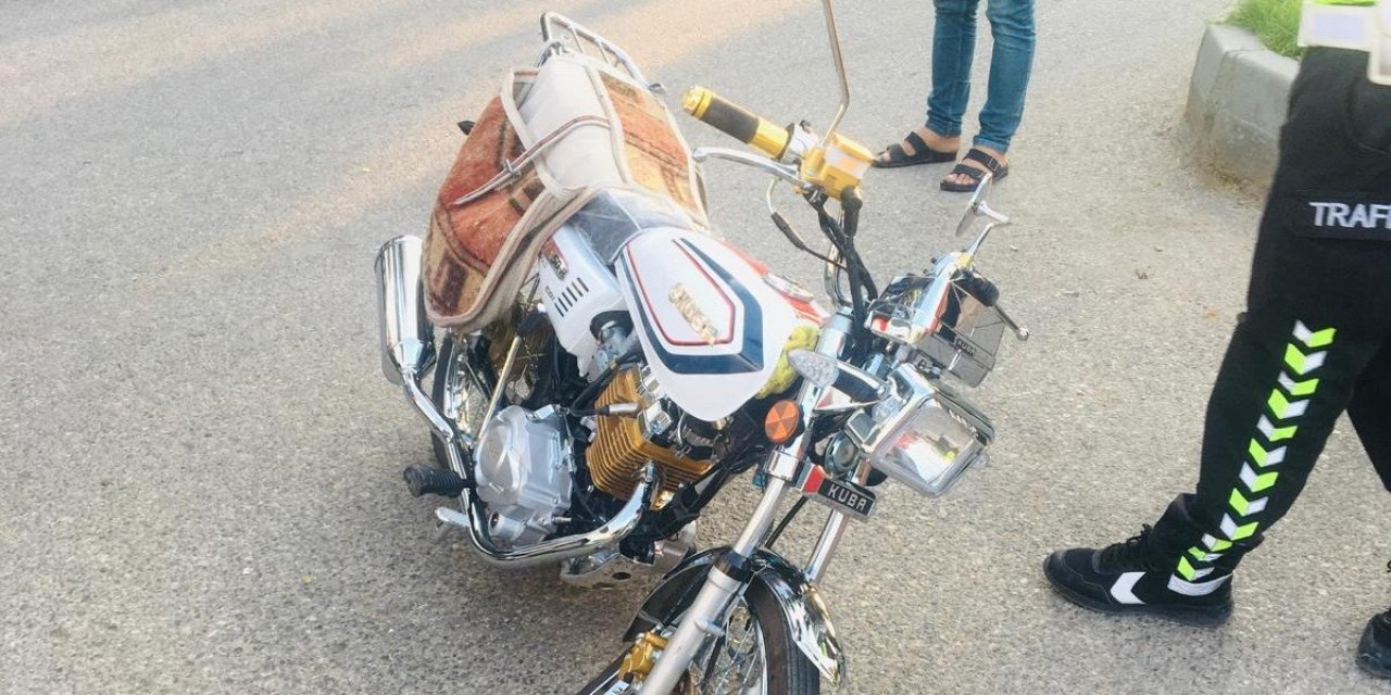 Motosiklet ile hafif ticari araç çarpıştı: 3 yaralı