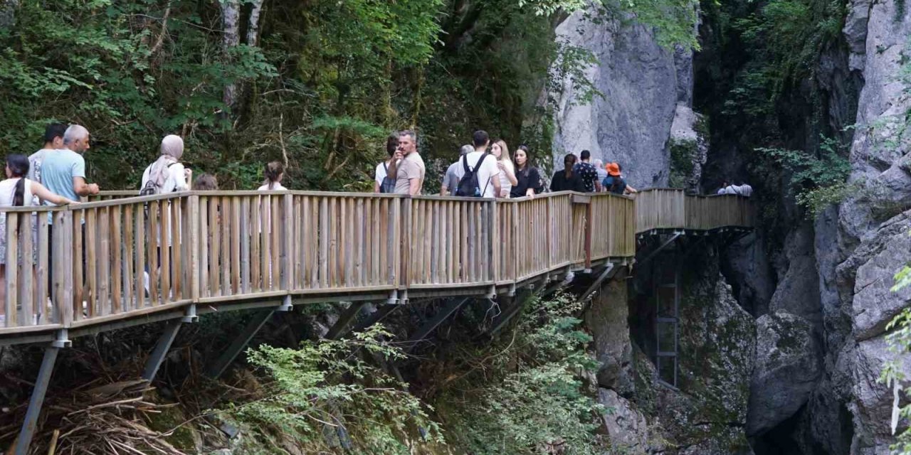 5 bin nüfuslu ilçe bayram tatilinde günlük 10 binden fazla ziyaretçiyi ağırladı