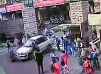 Öğrencileri böyle ezdi VİDEO