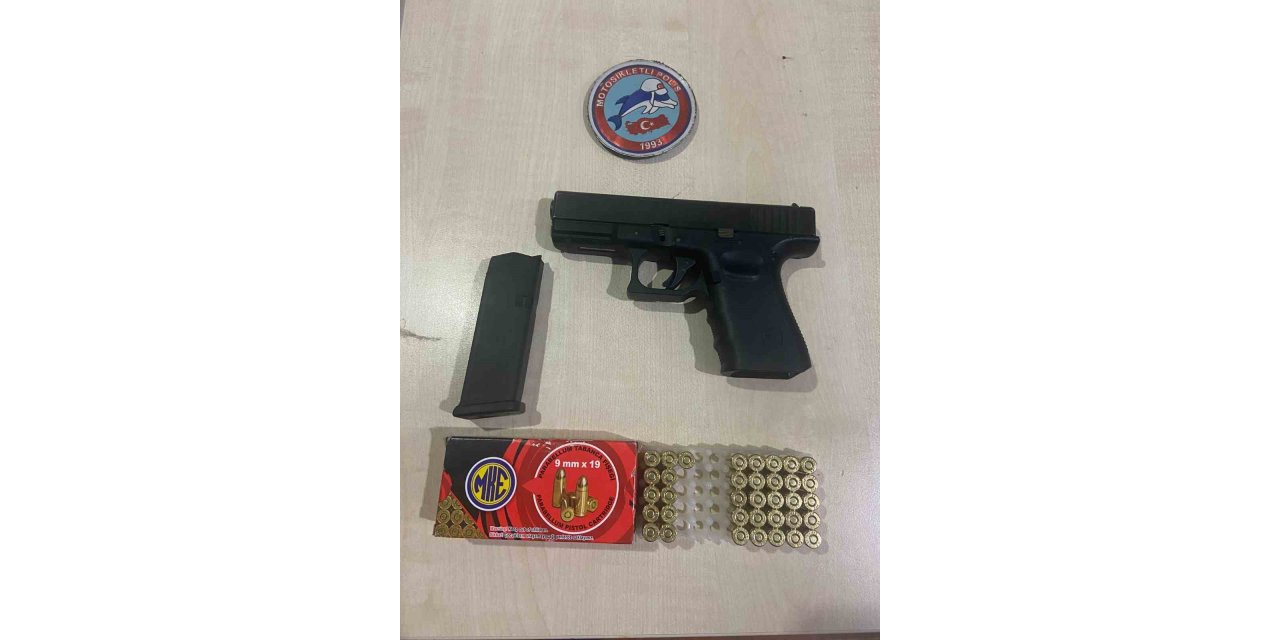 Polis durdurduğu 3 araçta 3 ruhsatsız tabanca ele geçirdi