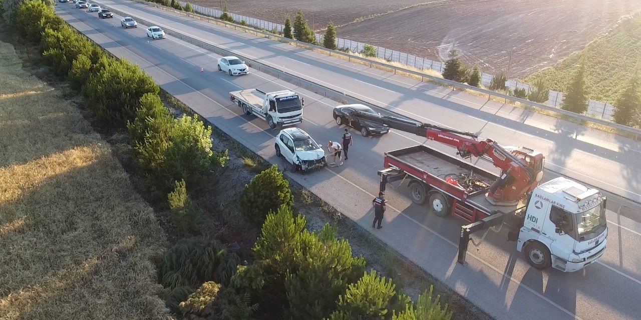 2 metrelik şarampolden aşağı düşen otomobilde 3 kişi yaralandı