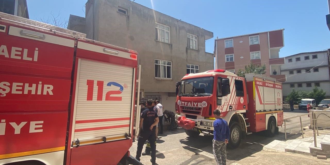 Kocaeli’de 3 katlı binada yangın paniği