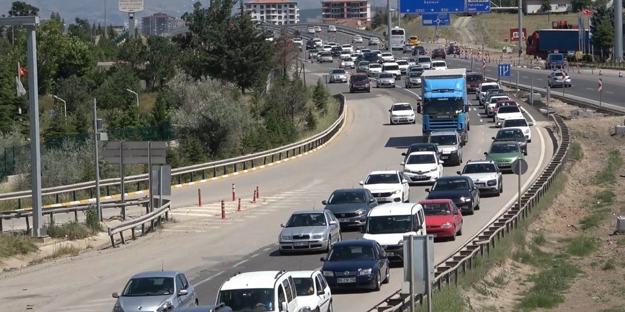 Tatilcilerin dönüş yolculuğu sürüyor: 43 ilin geçiş güzergahında trafik yoğunluğu