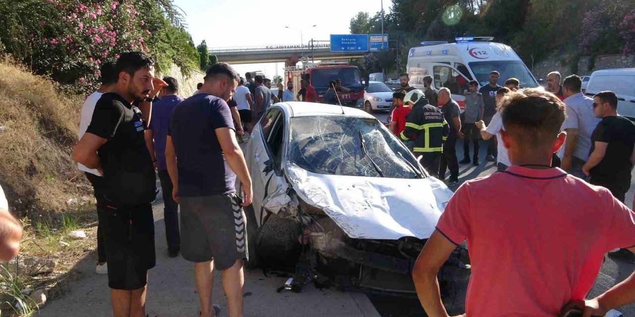 Otomobil motosiklete çarptı: 1 ölü, 2 yaralı