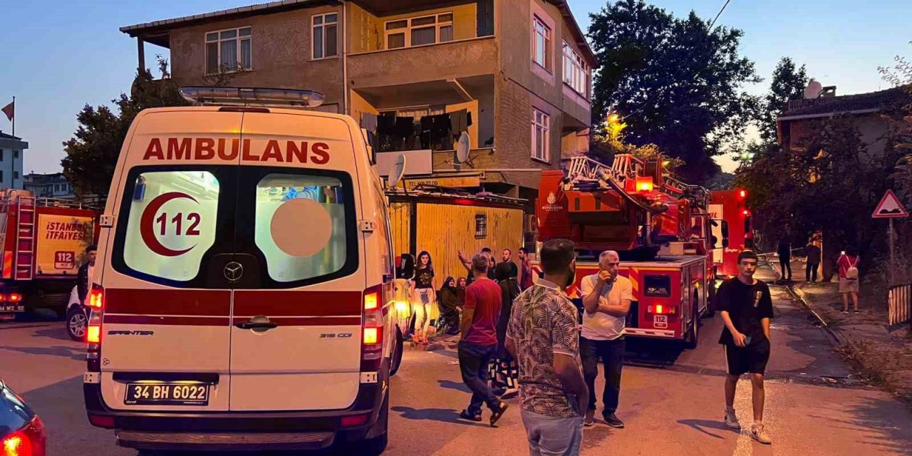 Sancaktepe’de 4 apartmanın çatısı alev alev yandı