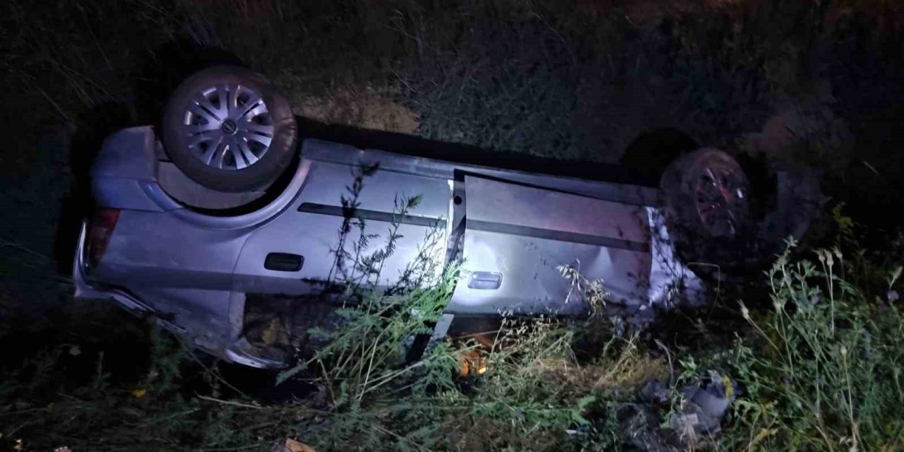 Şarampole devrilen araçtaki 3 kişi yaralandı