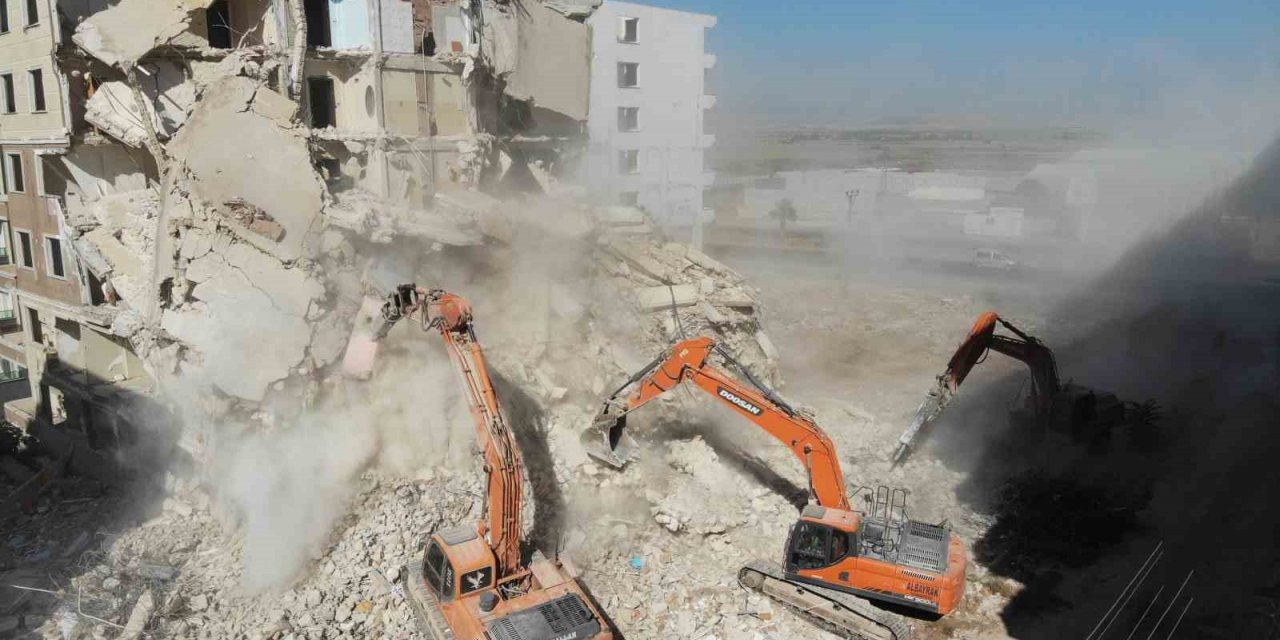 Enkaz kentte bayram tatilinin ardından iş makinası sesleri yankılanmaya başladı