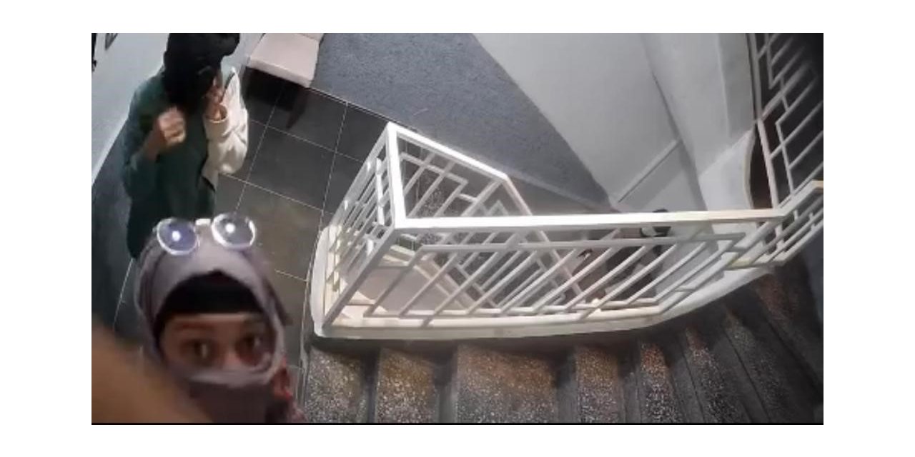 Kadın hırsızlar güvenlik kamerasını tokatladı