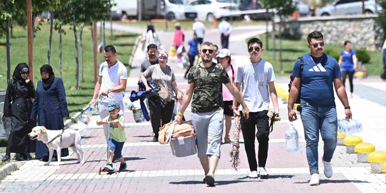 Başkentin ilk millet bahçesi bayramda doldu taştı