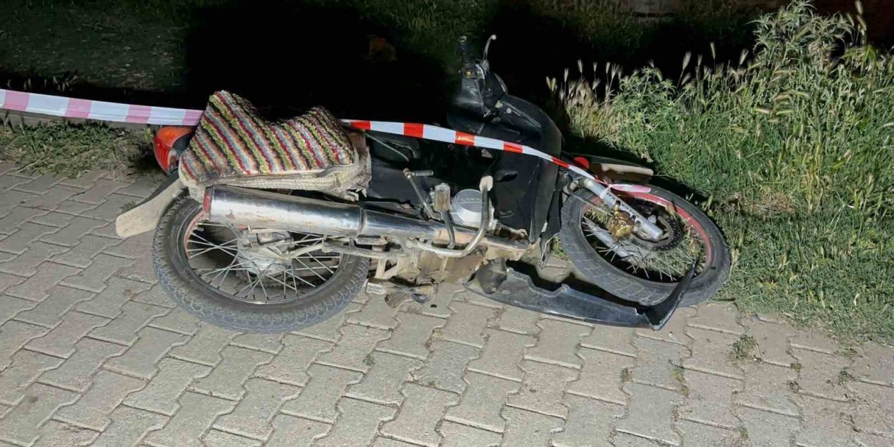 Park halindeki otomobile çarpan motosiklet sürücüsü yaralandı