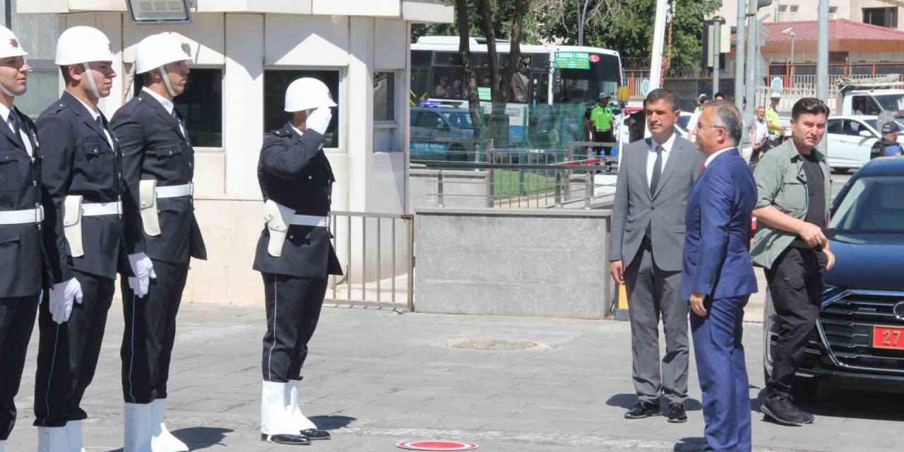 Gaziantep Valisi Kemal Çeber göreve başladı