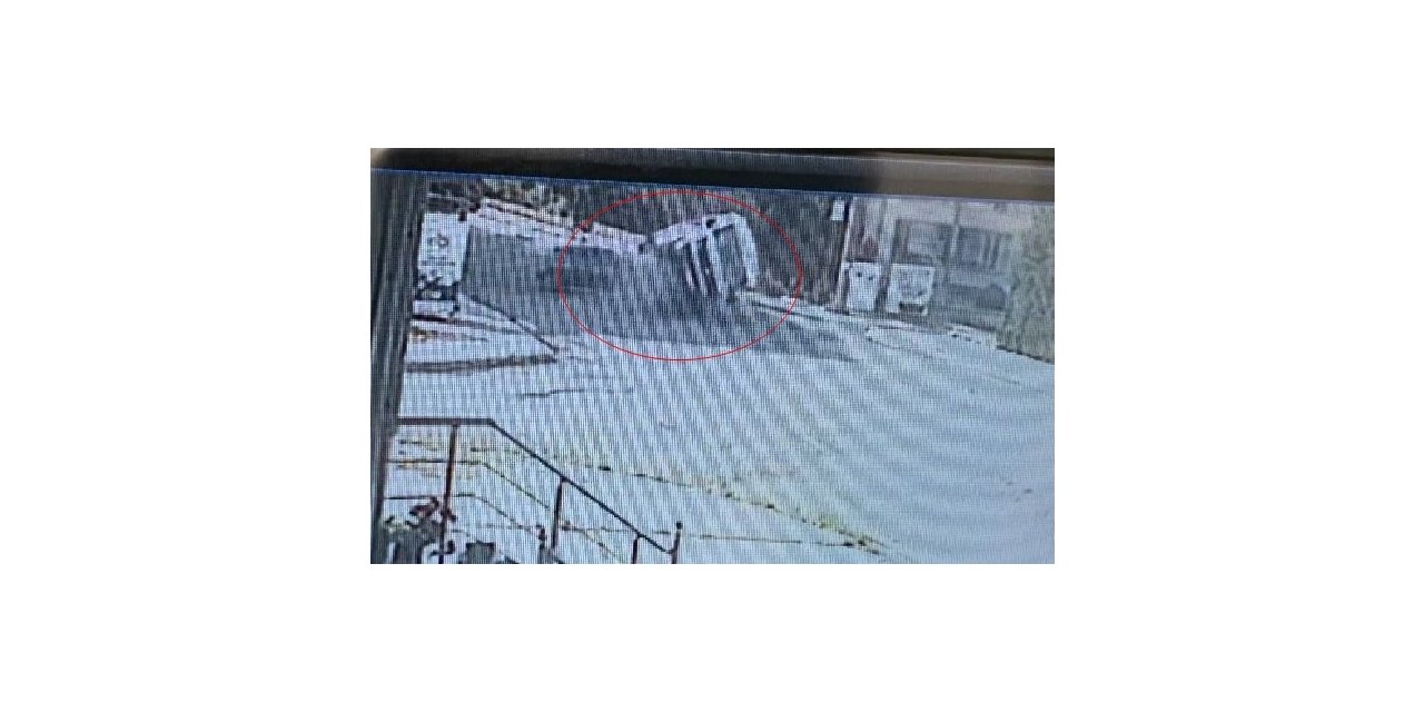 Otomobille çarpışan işçi servisinin devrildiği kaza kamerada