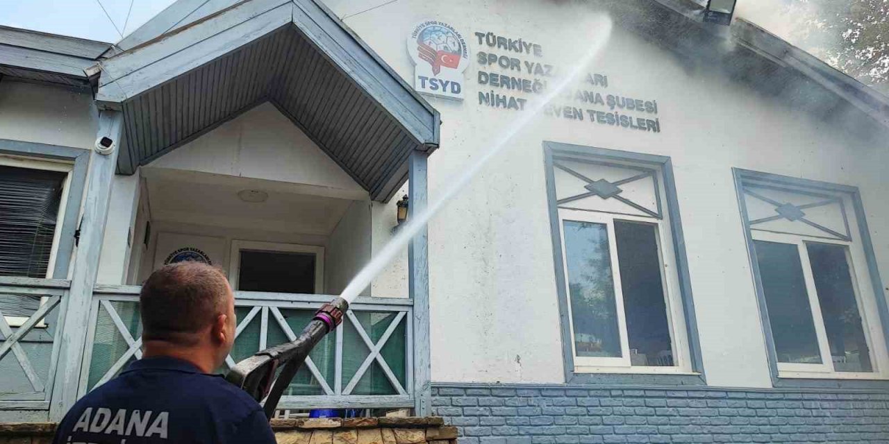 Restoranda çıkan yangın çevreye sıçradı, ekipler alevlere müdahale ediyor