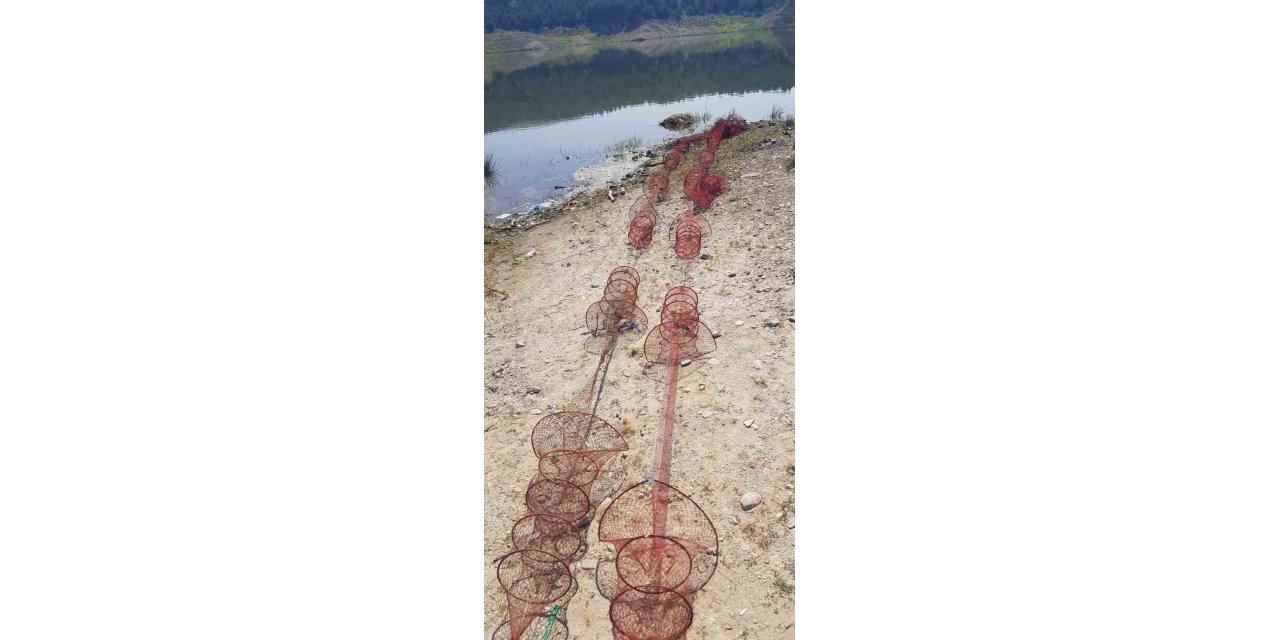 Kaçak avcıların bıraktığı 1000 metrelik ağ imha edildi