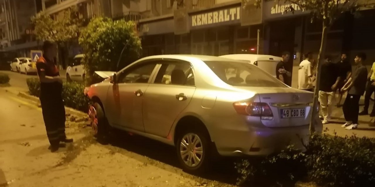 Sürücüsünün direksiyon hakimiyetini kaybettiği otomobil orta refüje çıktı