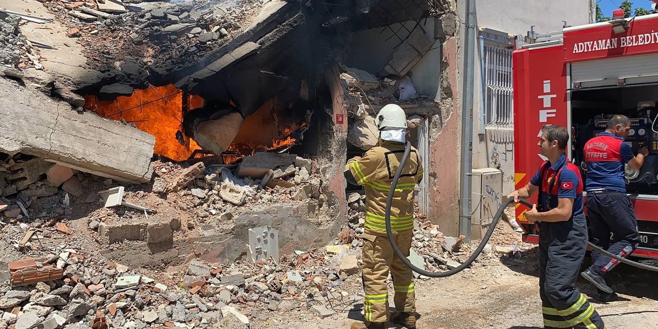 Yıkık binada çıkan yangın korkuttu