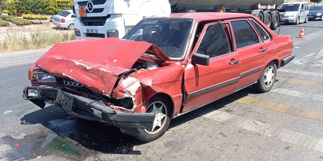 Kırmızı ışıkta bekleyen otomobile çarptı: 4 yaralı