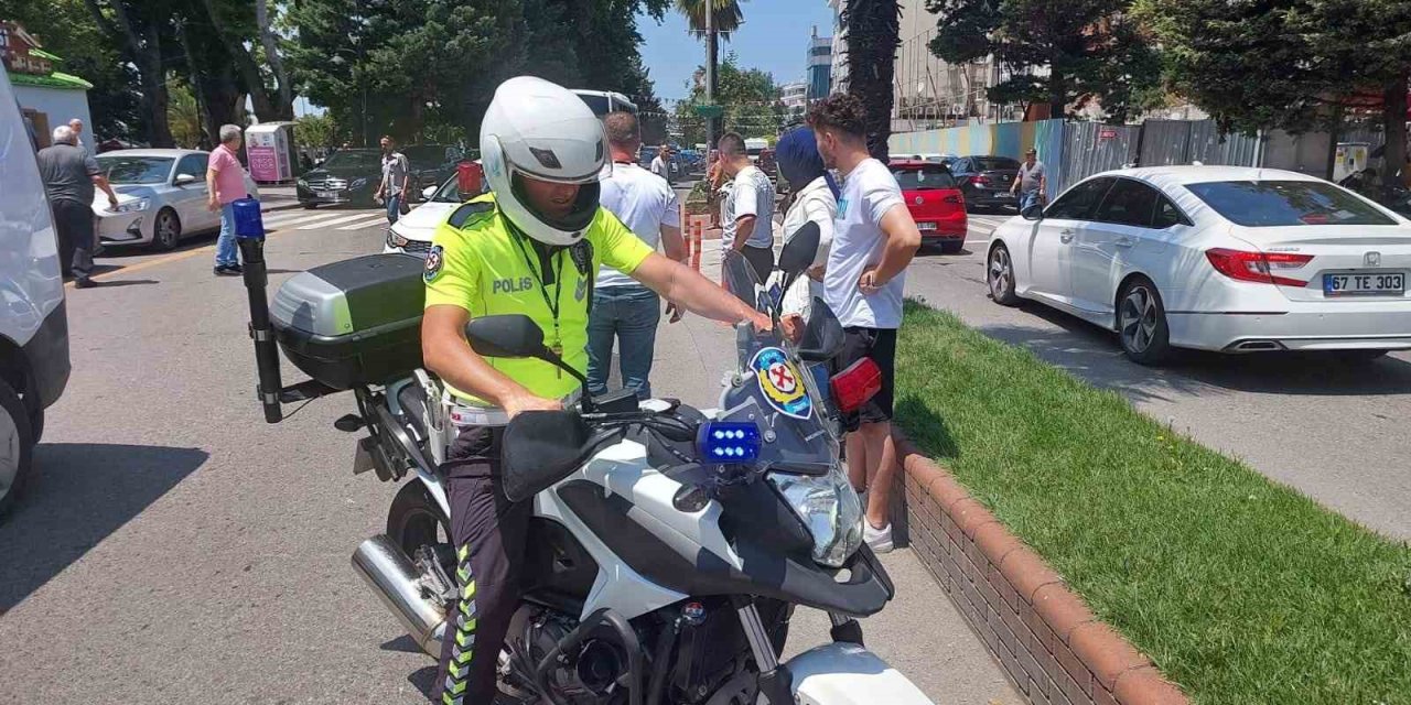 Motosikletle otomobil çarpıştı