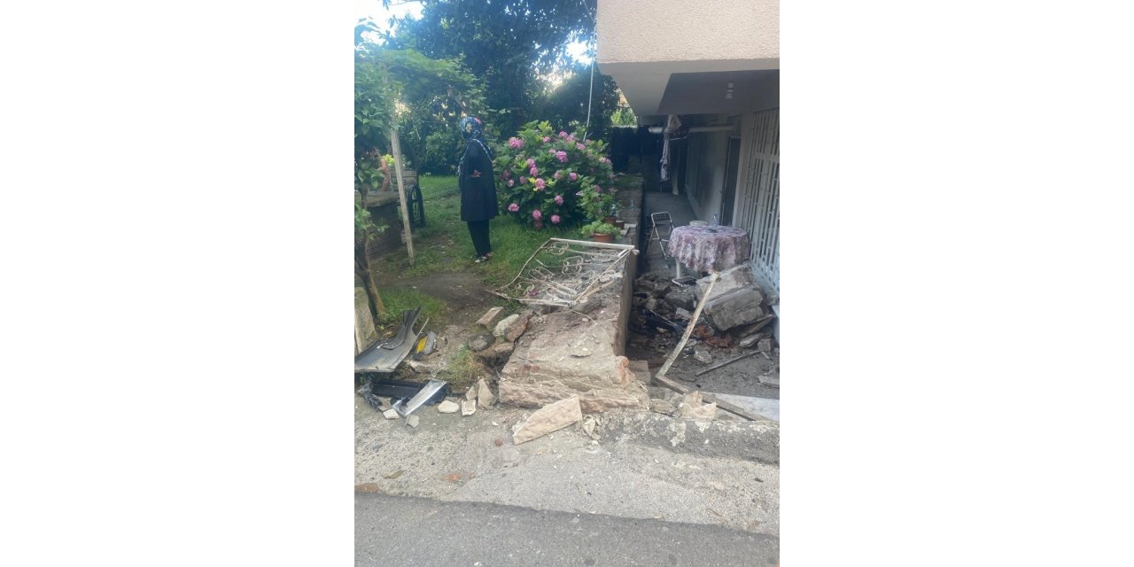 Otomobil bahçe duvarını yıktı