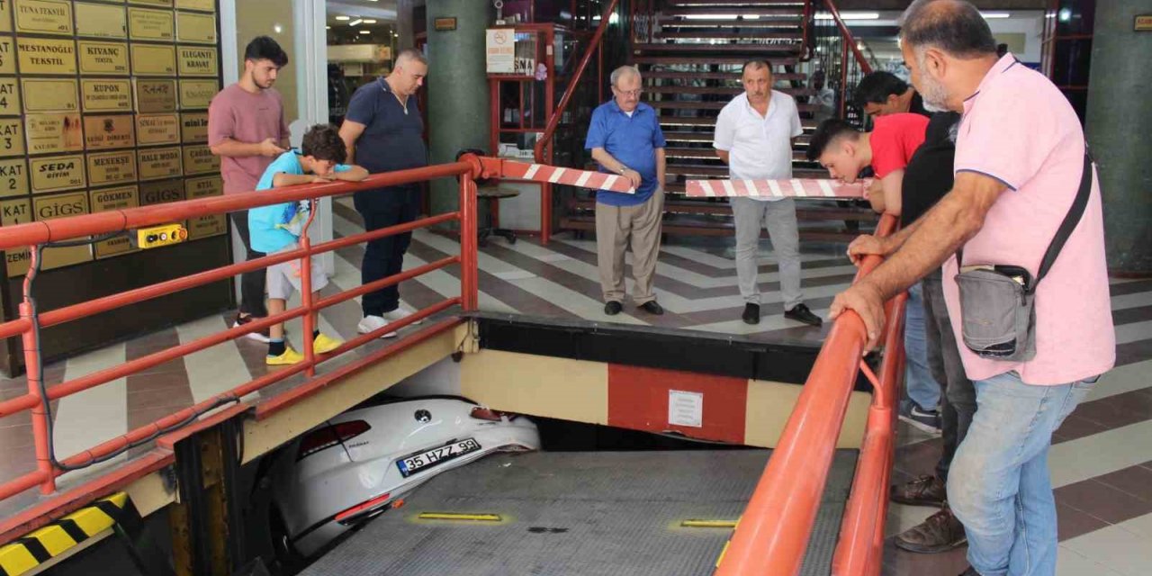 Otomobil, asansörlü otoparka sıkıştı