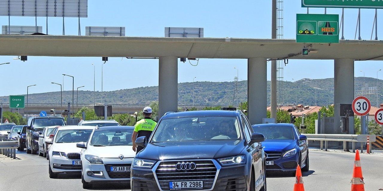 Ünlü tatil merkezi Çeşme’ye bayramda 217 bini aşkın araç giriş yaptı