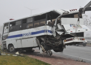 Polis servisine kamyon çarptı