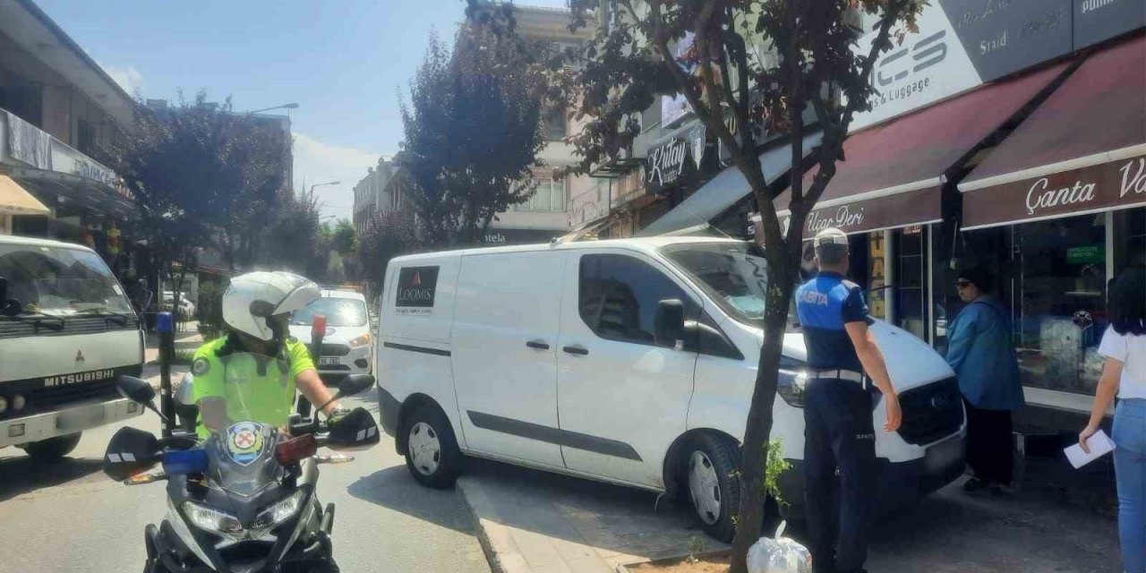 Kaldırıma park eden 9 araca ceza