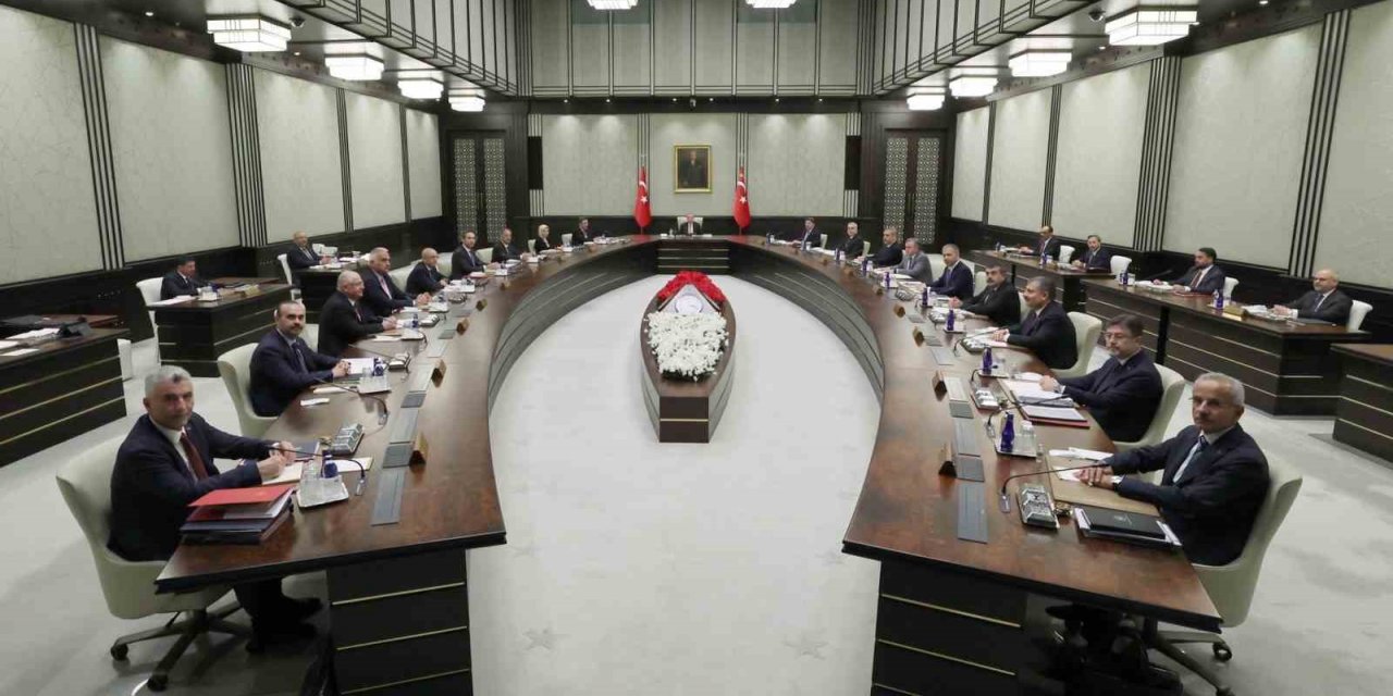 Cumhurbaşkanlığı Kabinesi, Cumhurbaşkanı Recep Tayyip Erdoğan başkanlığında toplandı.  Toplantı saat 15.20’de başladı.