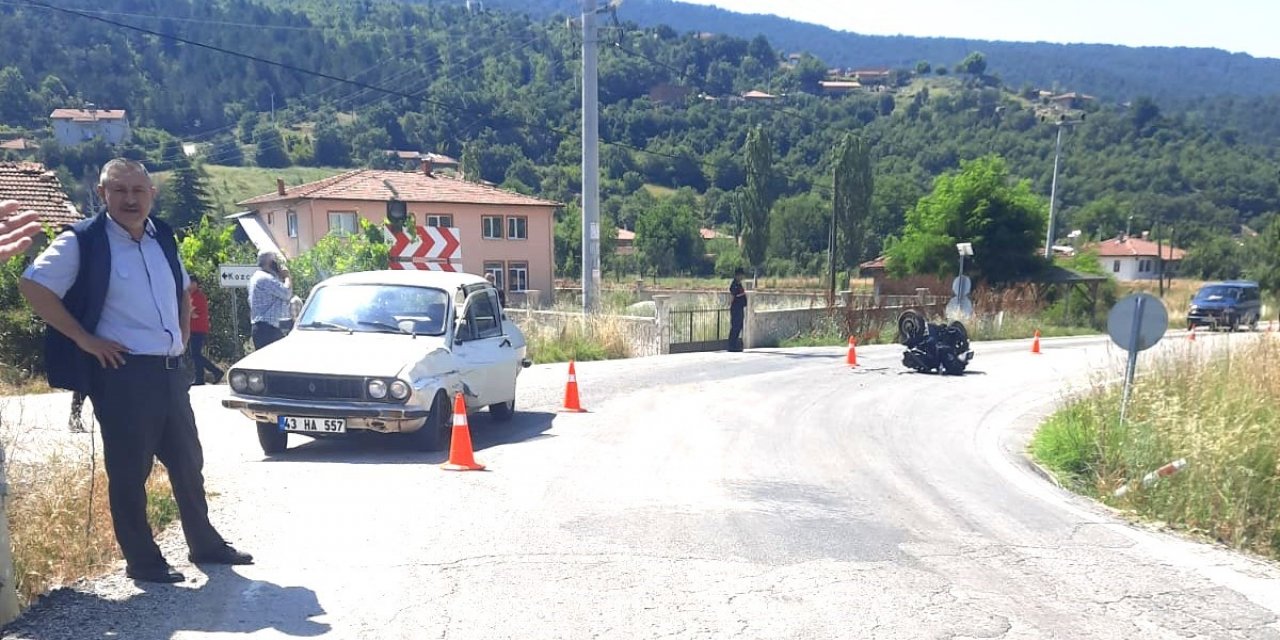 Domaniç’te otomobil ile motosiklet çarpıştı: 2 yaralı