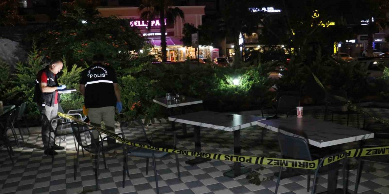 Kafede birlikte oturduğu şahsın silahlı saldırısına uğrayan genç ağır yaralandı