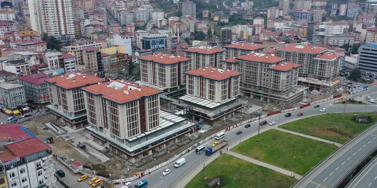 Rize’de kentsel dönüşüm çalışmalarında inşaatında sona gelinen belediye bloklarındaki iş yerleri hak sahiplerine teslim ediliyor