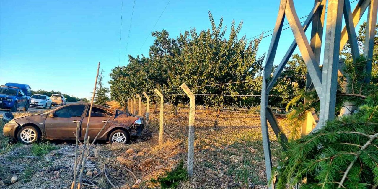 Aydınlatma direğine çarpan araç takla attı: 1 yaralı