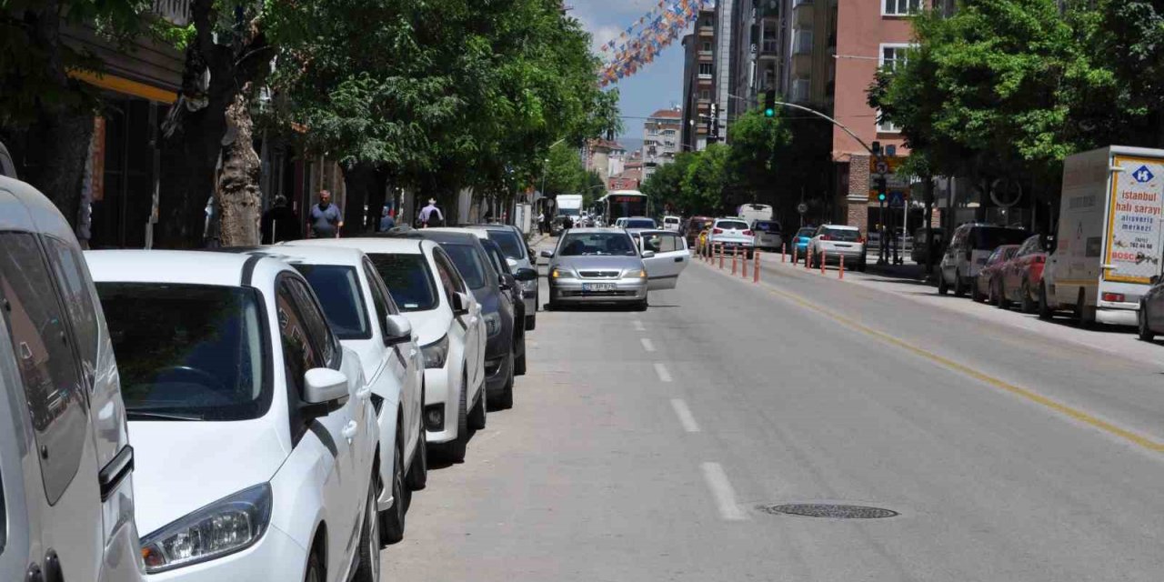 Mobilyacıların yoğun olduğu caddede otopark sıkıntısı yaşanıyor