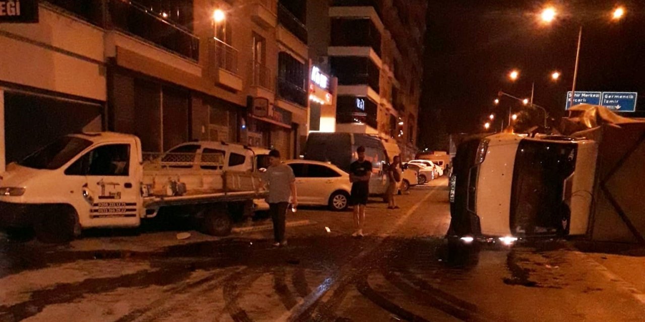 Park halindeki araçlara çarpan kamyonet devrildi: 1 yaralı