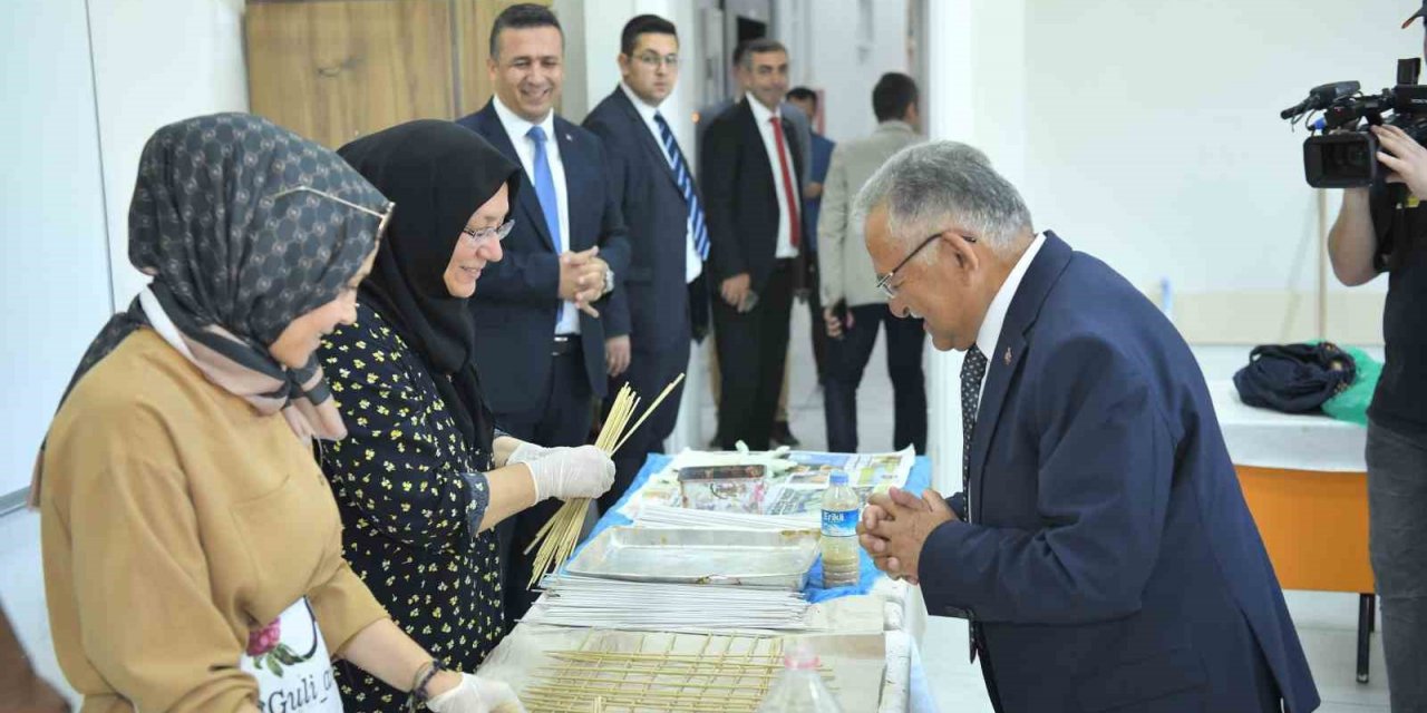 Büyükkılıç, Talas Sosyal Yaşam Merkezi’nde Kadın Kursiyerlerle Buluştu