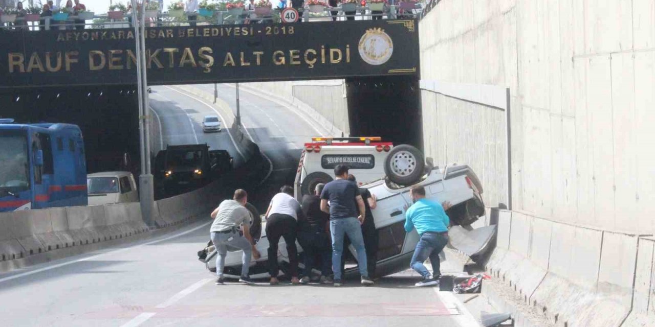 Takla atan otomobilde 2 kişi yaralandı