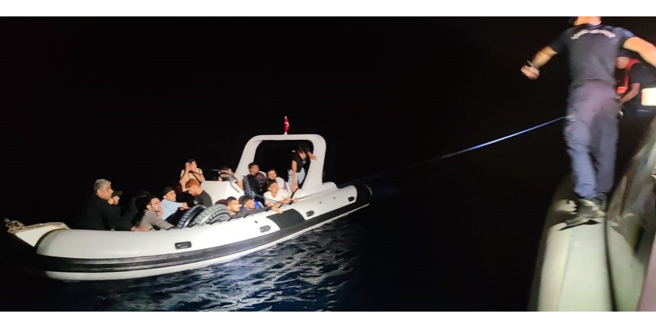 Lastik bot içerisinde 17 göçmen yakalandı
