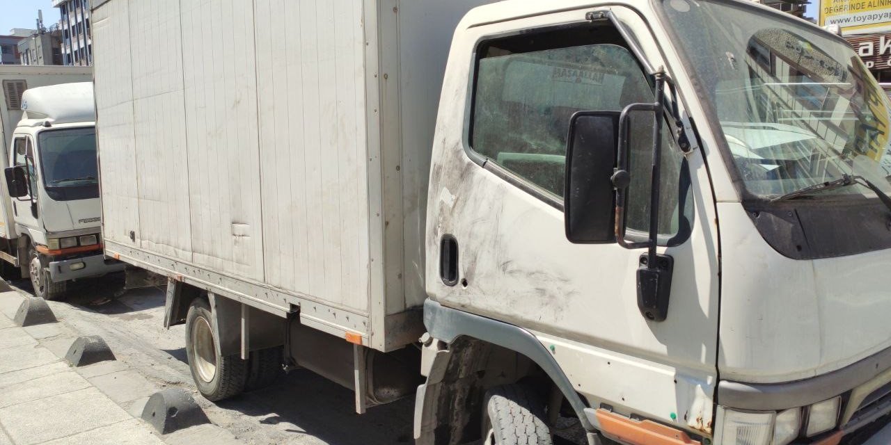 Kaçırıp tur attıkları kamyonetin akülerini çaldılar