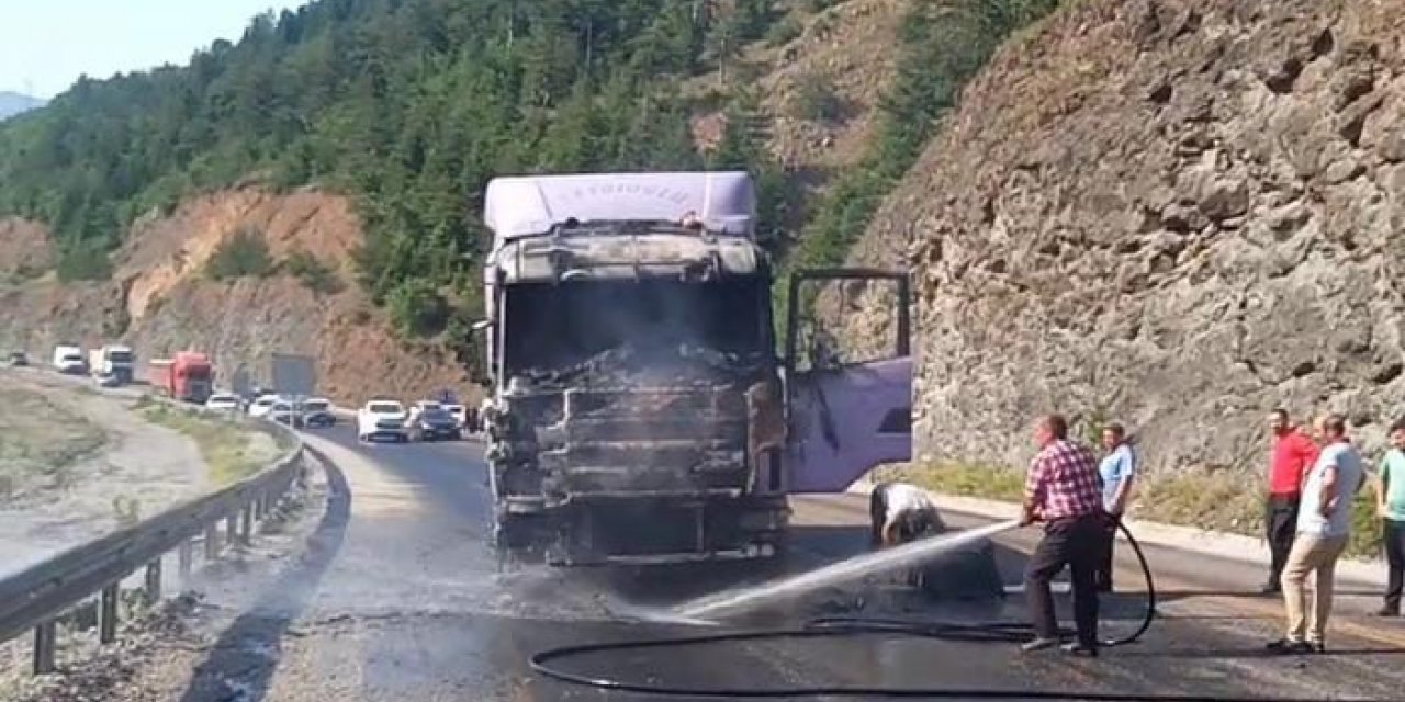 Kastamonu’da seyir halindeki tır alev alev yandı