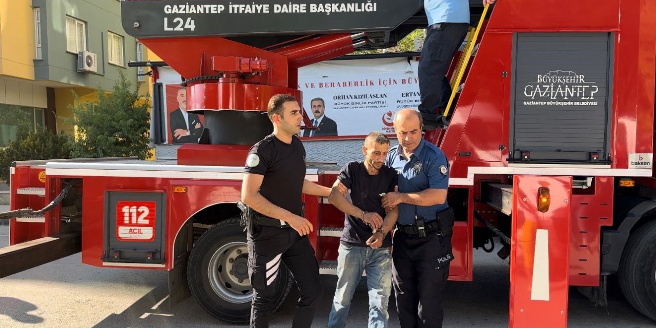 Hırsızlar bu sefer baltayı taşa vurdu: Kaçarken klimanın demirine asılı kaldılar