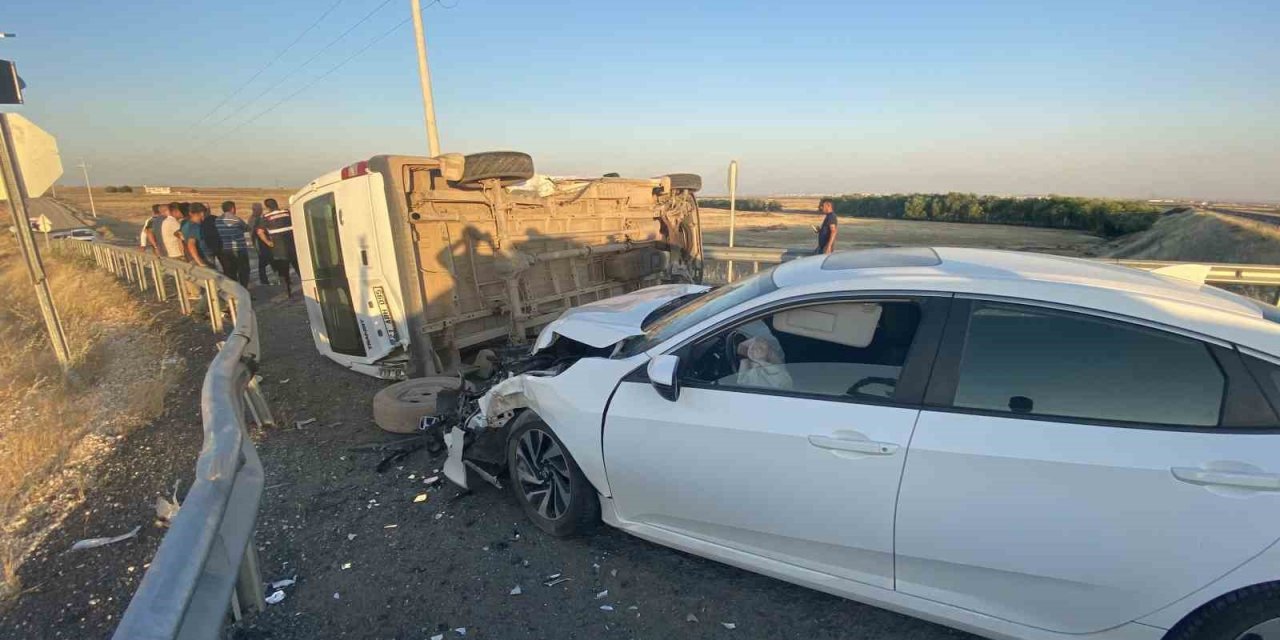 Tekstil işçilerini taşıyan minibüs ile otomobil çarpıştı: 7 yaralı