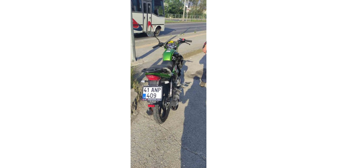 Motosiklet ile otomobil çarpıştı