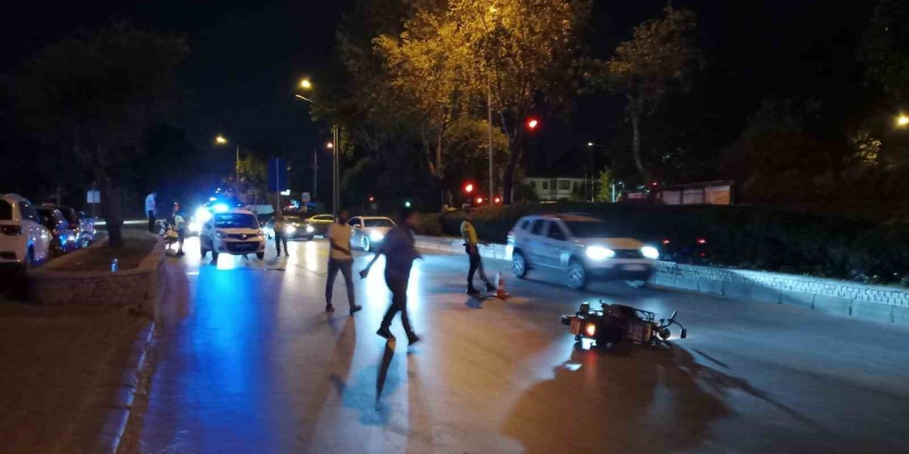 Refüje çarpan sürücü yaralandı