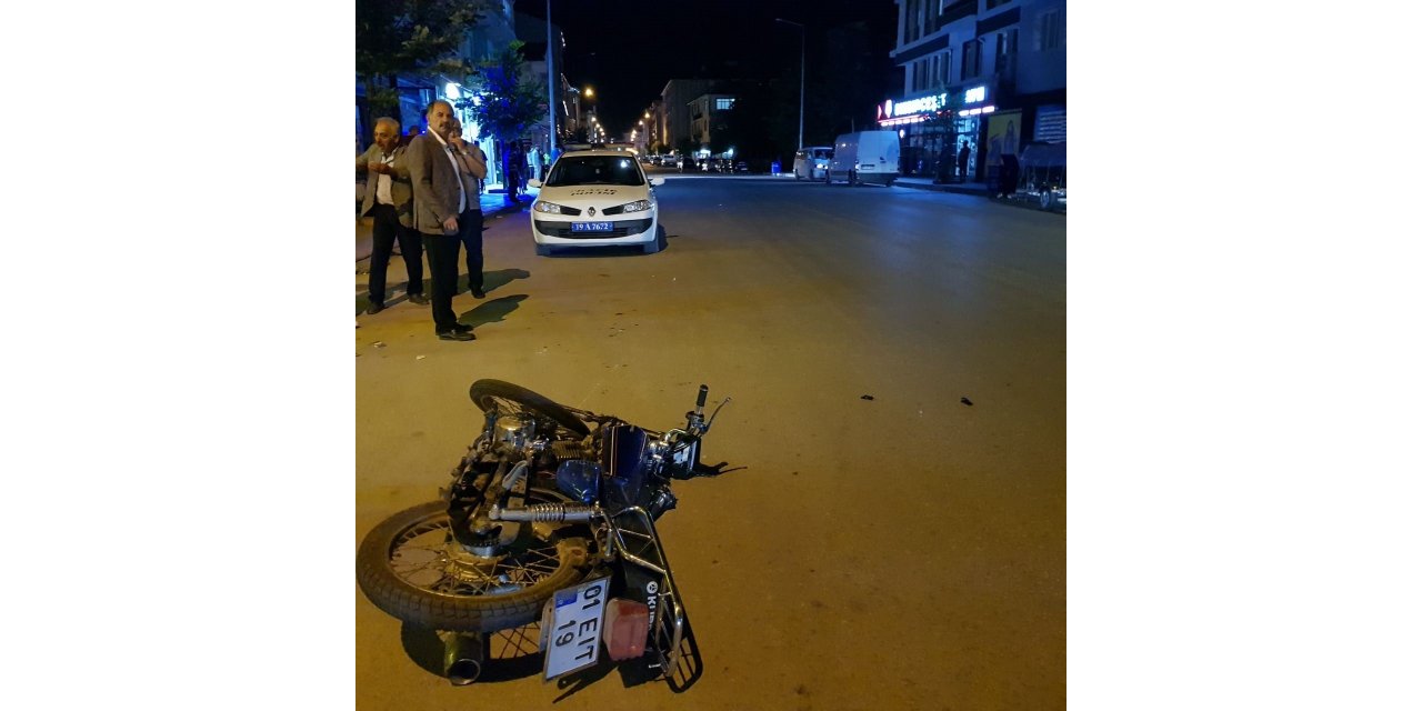 Motosikletin çarptığı adam ağır yaralandı: Kaza anı kamerada