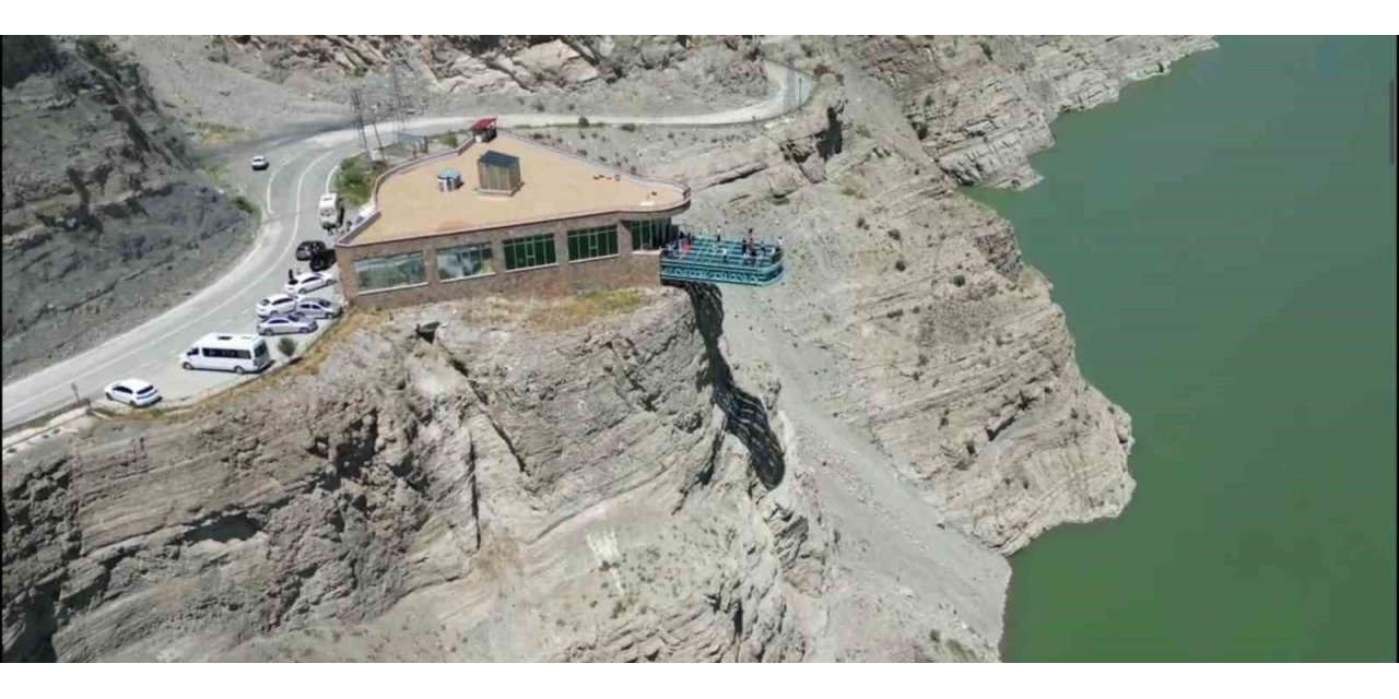 Türkiye’nin en büyük seyir terası ilgi odağı