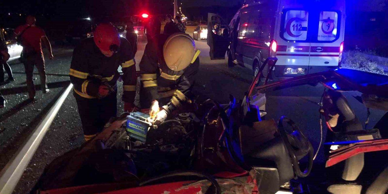 Araçta sıkışan yaralı sürücüyü itfaiye kurtardı